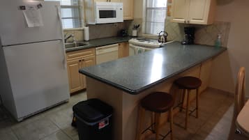 Een koelkast, een microgolfoven, een kookplaat