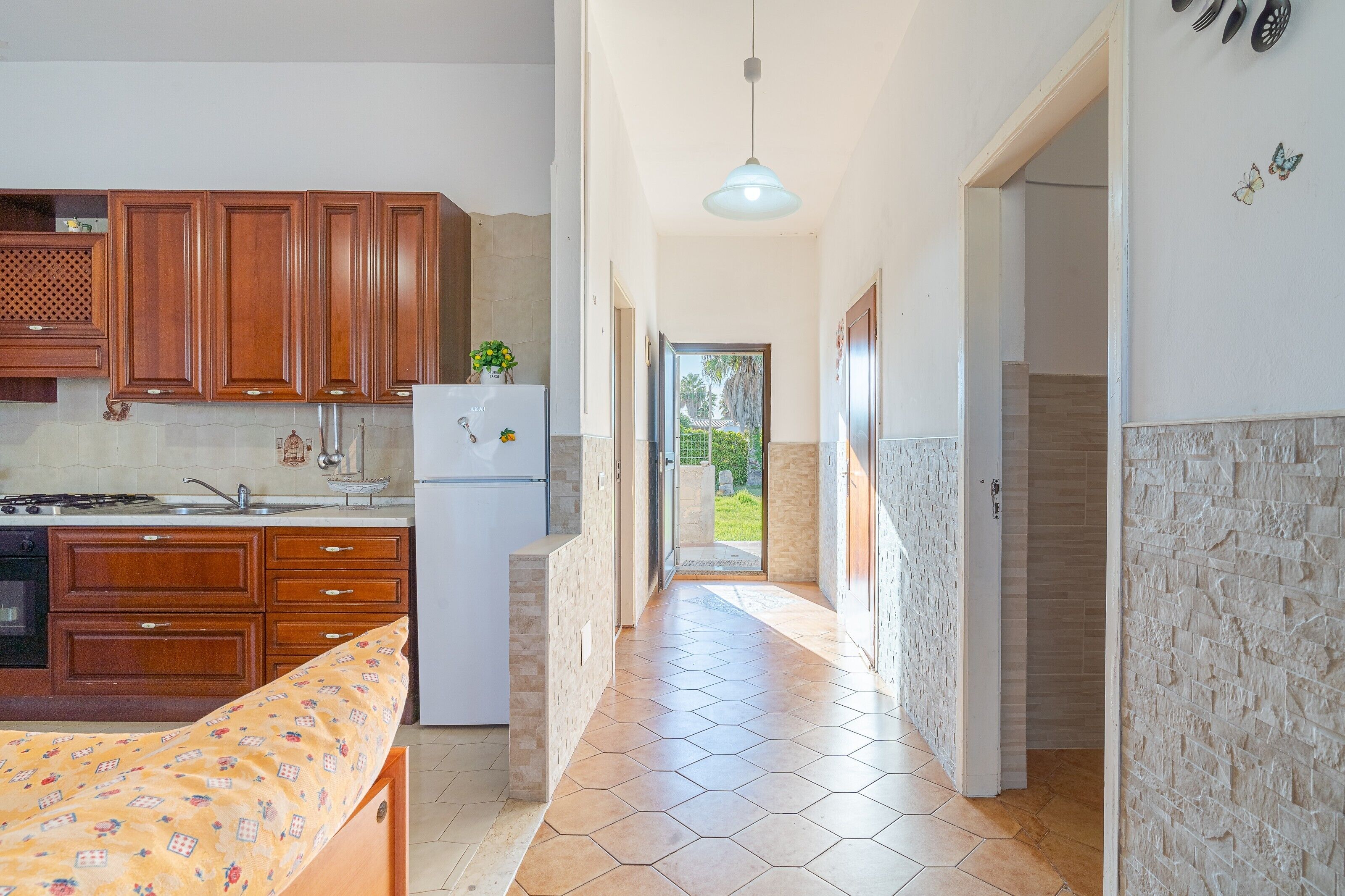 Fridge, oven, stovetop, coffee/tea maker