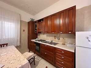 Refrigerador, horno, placa de cocina, cafetera/tetera