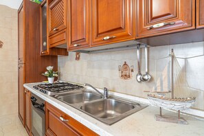 Fridge, oven, stovetop, coffee/tea maker