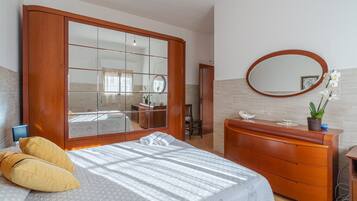 3 quartos, ferros/tábuas de passar roupa, roupa de cama