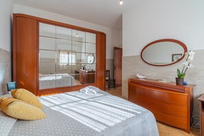 3 chambres, fer et planche à repasser, draps fournis