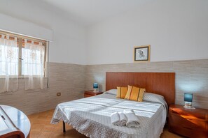 3 bedrooms, iron/ironing board, bed sheets
