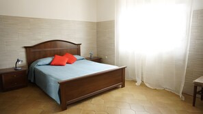3 habitaciones, tabla de planchar con plancha y ropa de cama 