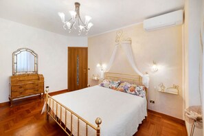 1 slaapkamer, een strijkplank/strijkijzer, wifi, beddengoed