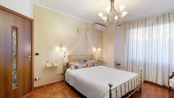 1 habitación, tabla de planchar con plancha, wifi y ropa de cama