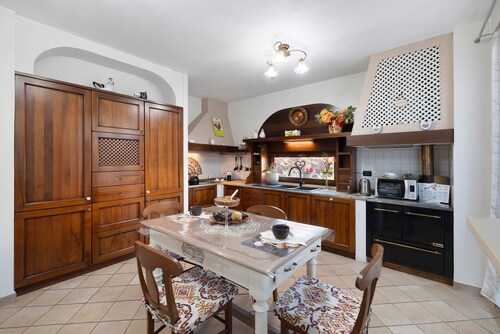 Apartamento 'La Dimora Nel Roero Con Patio' con Terraza Privada, Wi-Fi y Aire Acondicionado