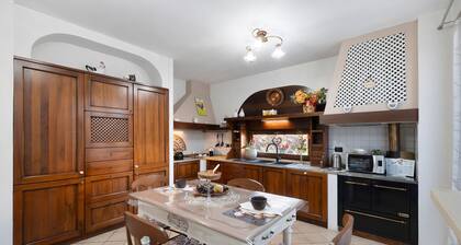 Apartamento 'La Dimora Nel Roero Con Patio' con Terraza Privada, Wi-Fi y Aire Acondicionado