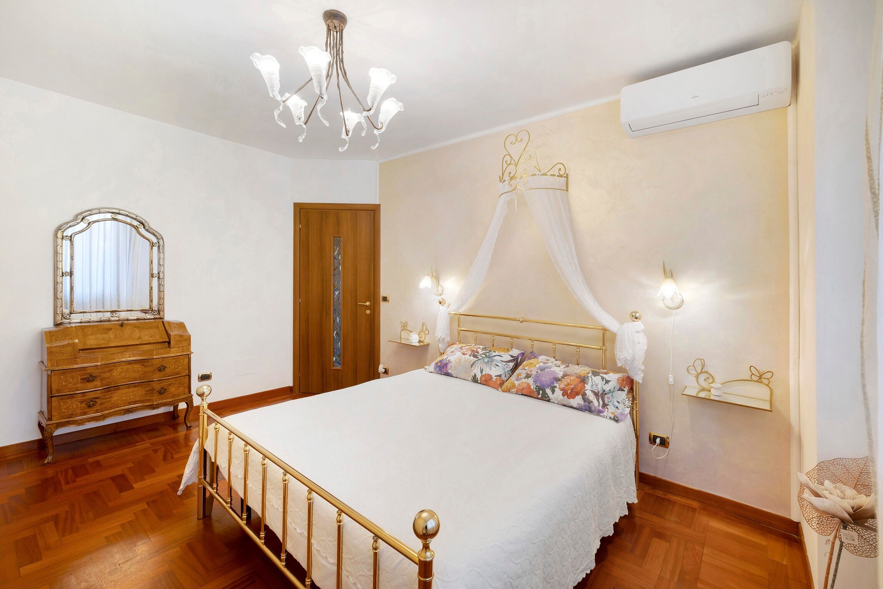 1 habitación, tabla de planchar con plancha, wifi y ropa de cama 