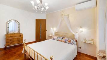 1 habitación, tabla de planchar con plancha, wifi y ropa de cama