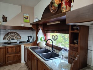 Geladeira, micro-ondas, cooktop, lava-louças