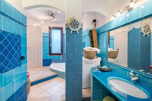 Een douche, een haardroger, handdoeken
