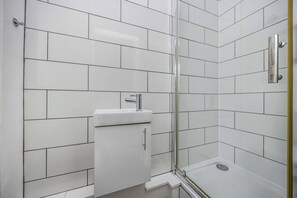 Een douche, een haardroger, handdoeken