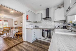 Fridge, oven, dishwasher, cookware/dishes/utensils