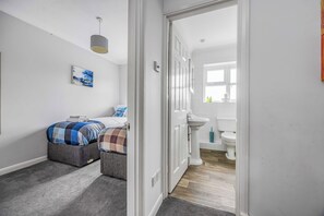 2 bedrooms, iron/ironing board, free WiFi, bed sheets