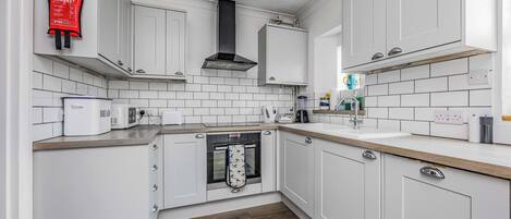 Réfrigérateur, four, lave-vaisselle