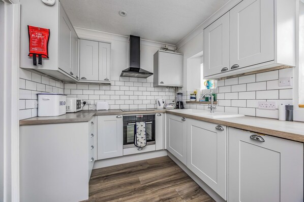 Fridge, oven, dishwasher, cookware/dishes/utensils