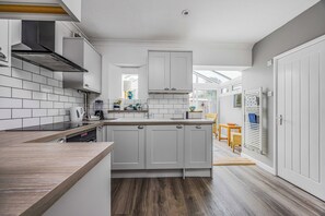 Fridge, oven, dishwasher, cookware/dishes/utensils