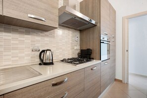 Fridge, oven, stovetop, coffee/tea maker