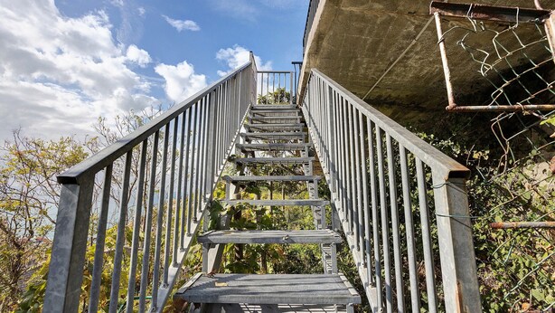 A metal staircase leading up to a building with a concrete wall and a metal fence. - Apartment 'Donadelmar2' with Sea View and Wi-Fi (Riomaggiore)