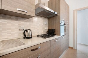 Fridge, oven, stovetop, coffee/tea maker