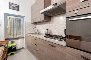 Fridge, oven, stovetop, coffee/tea maker