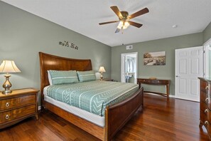 5 habitaciones, tabla de planchar con plancha y cuna de viaje