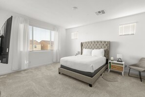 4 Schlafzimmer, Schreibtisch, Bügeleisen/Bügelbrett, Reisekinderbett