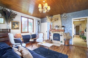 TV - Gite de La Fontaine de Laumede (Saint-Chamassy)