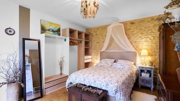 1 bedroom, bed sheets