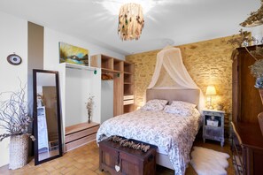 1 bedroom, bed sheets