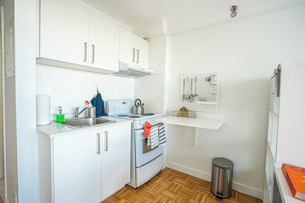 Réfrigérateur, four à micro-ondes, surface de cuisson, grille-pain