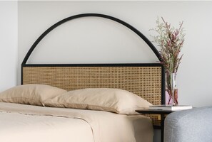 Desk, free WiFi, bed sheets - Dorchester Horizon Studio (Montreal)