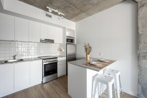 ثلاجة، ميكروويف، فرن، موقد طهي مسطح