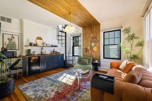 Downtown Funk: Walkable, Modern Loft