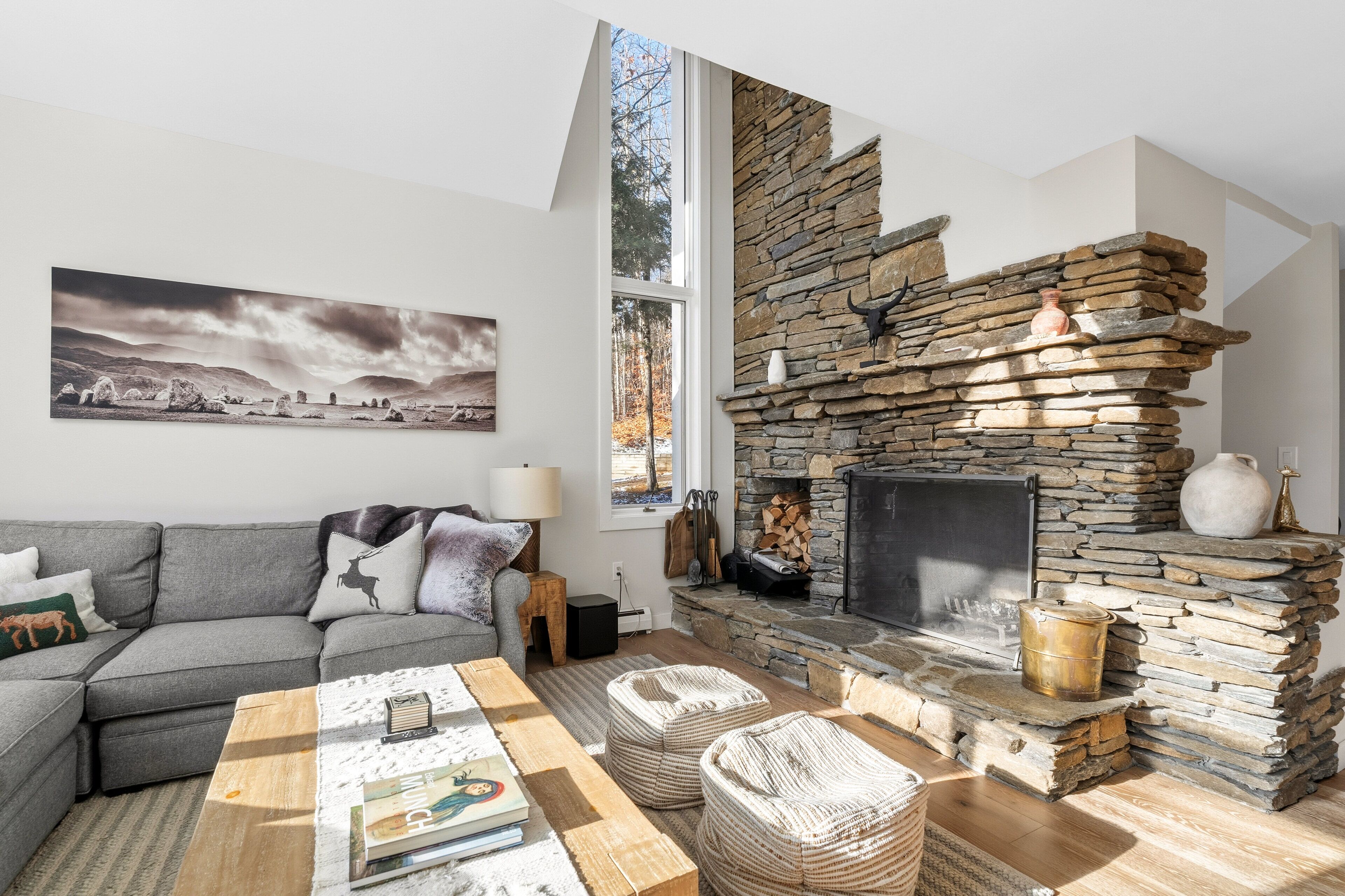 Smart-TV, peis, bøker og stereoanlegg