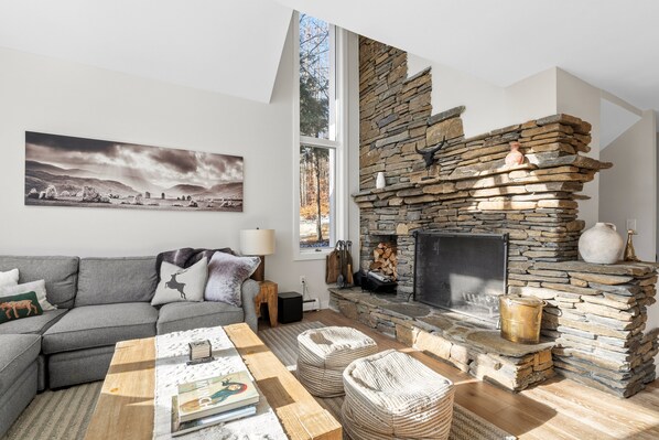 Smart-TV, Kamin, Bücher, Stereoanlage