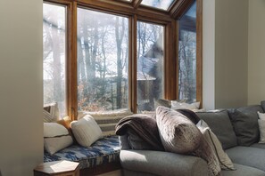 Smart-TV, Kamin, Bücher, Stereoanlage