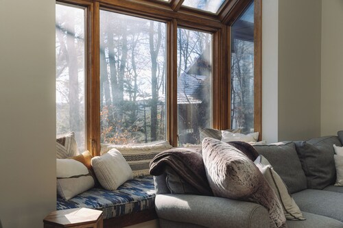 Okemo Ridge Retreat - Slopeside 3-bdrm with Sauna. Steps to Kettlebrook Trail.