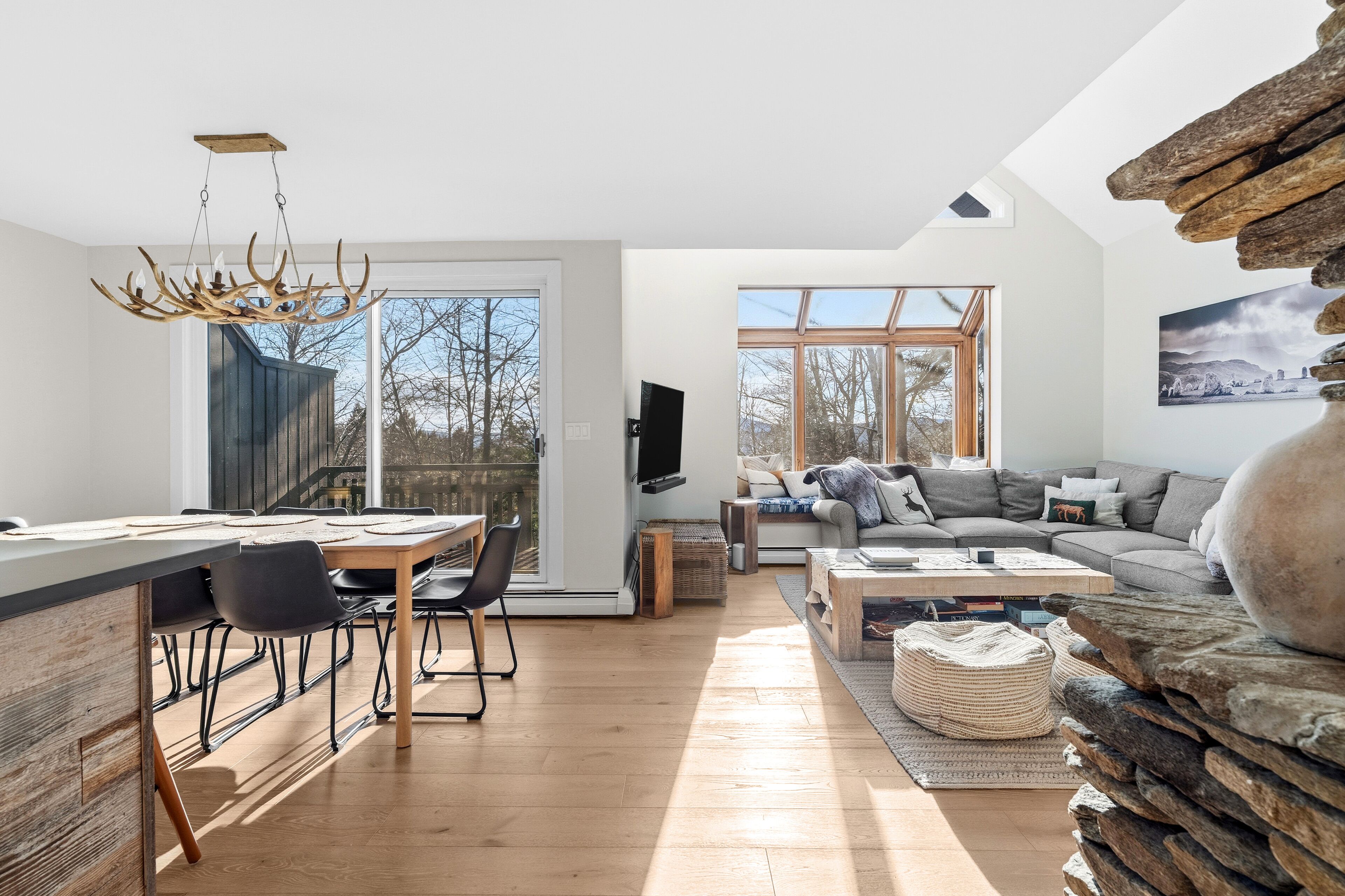 Smart-TV, Kamin, Bücher, Stereoanlage