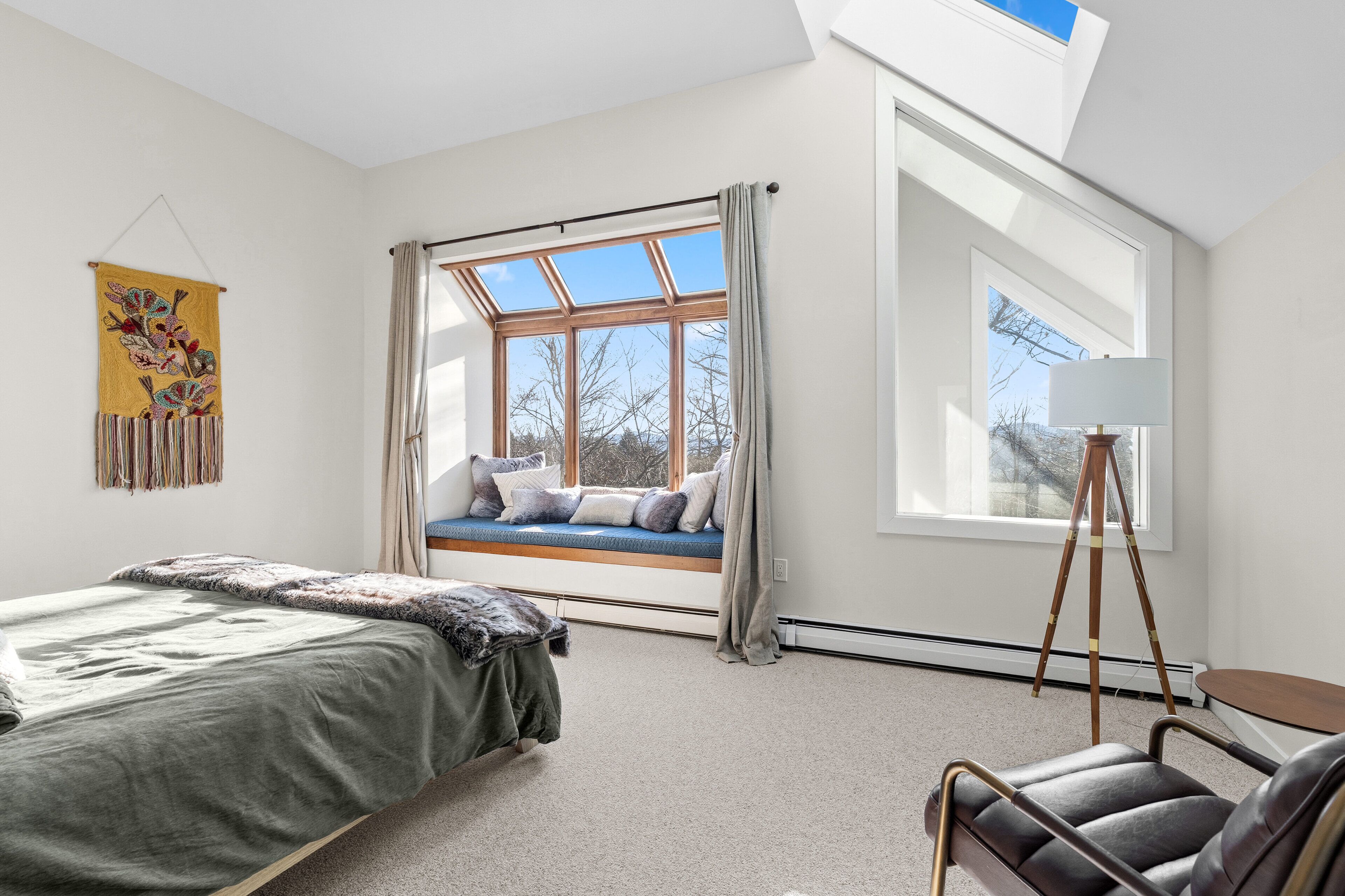 Schreibtisch, Bügeleisen/Bügelbrett, Reisekinderbett, WLAN