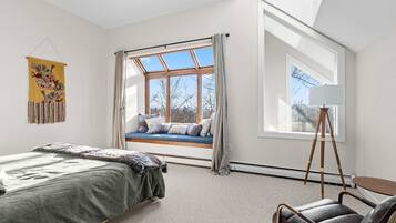 Una scrivania, ferro/asse da stiro, culla da viaggio, Wi-Fi