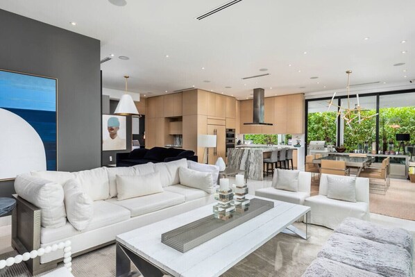 TV - Lux Villa for 12 Miami Design District with Pool! (Miami)