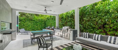 تناول الطعام بالخارج