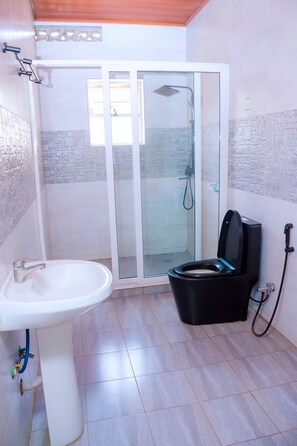Haartrockner, Handtücher, Seife, Toilettenpapier