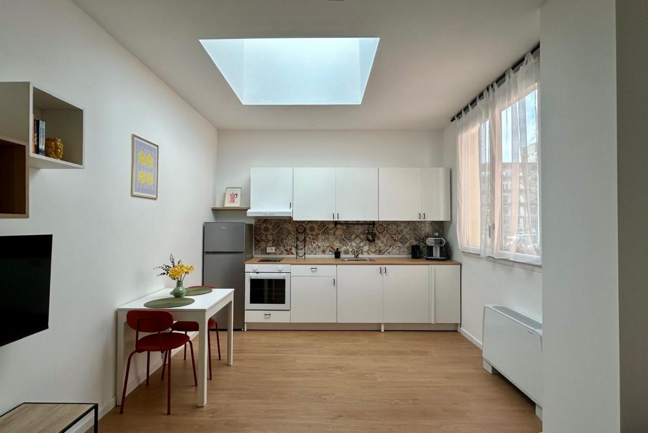 Kjøleskap, ovn, kokeplater og vannkoker