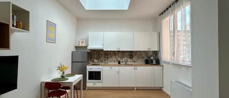 Fridge, oven, stovetop, electric kettle