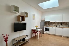 Fridge, oven, stovetop, electric kettle