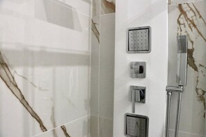 Douche, sĂšche-cheveux, bidet, serviettes fournies