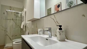 Doccia, asciugacapelli, bidet, asciugamani